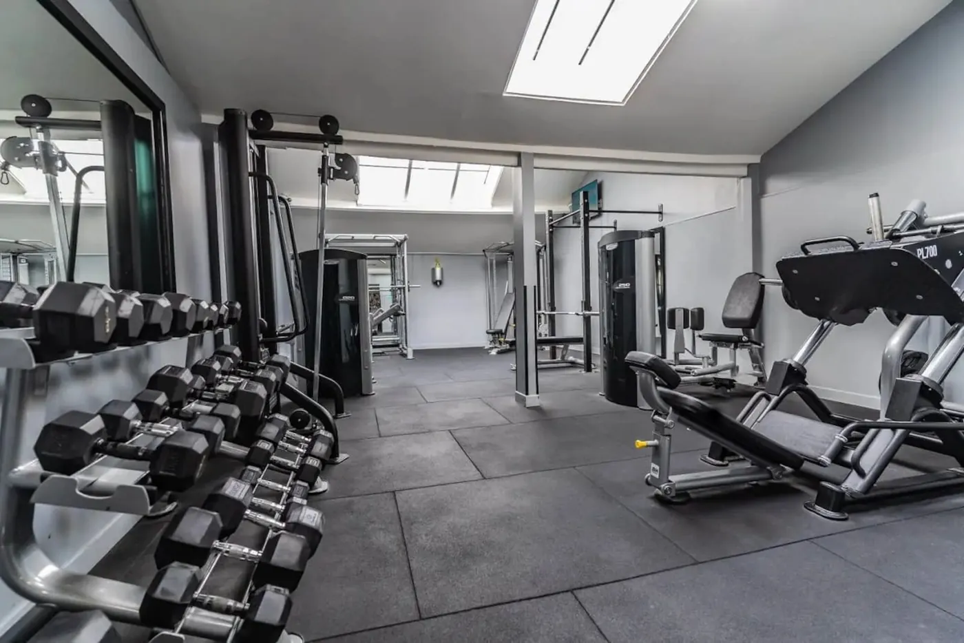 Plateau de musculation du Game Training Club à Saint-Maur-des-Fossés : haltères, poulies et presse