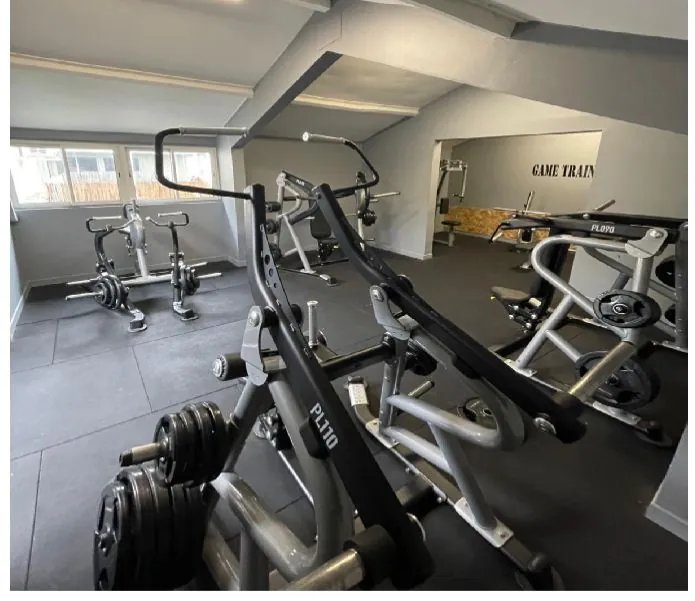 Plateau de musculation lumineux au Game Training Club